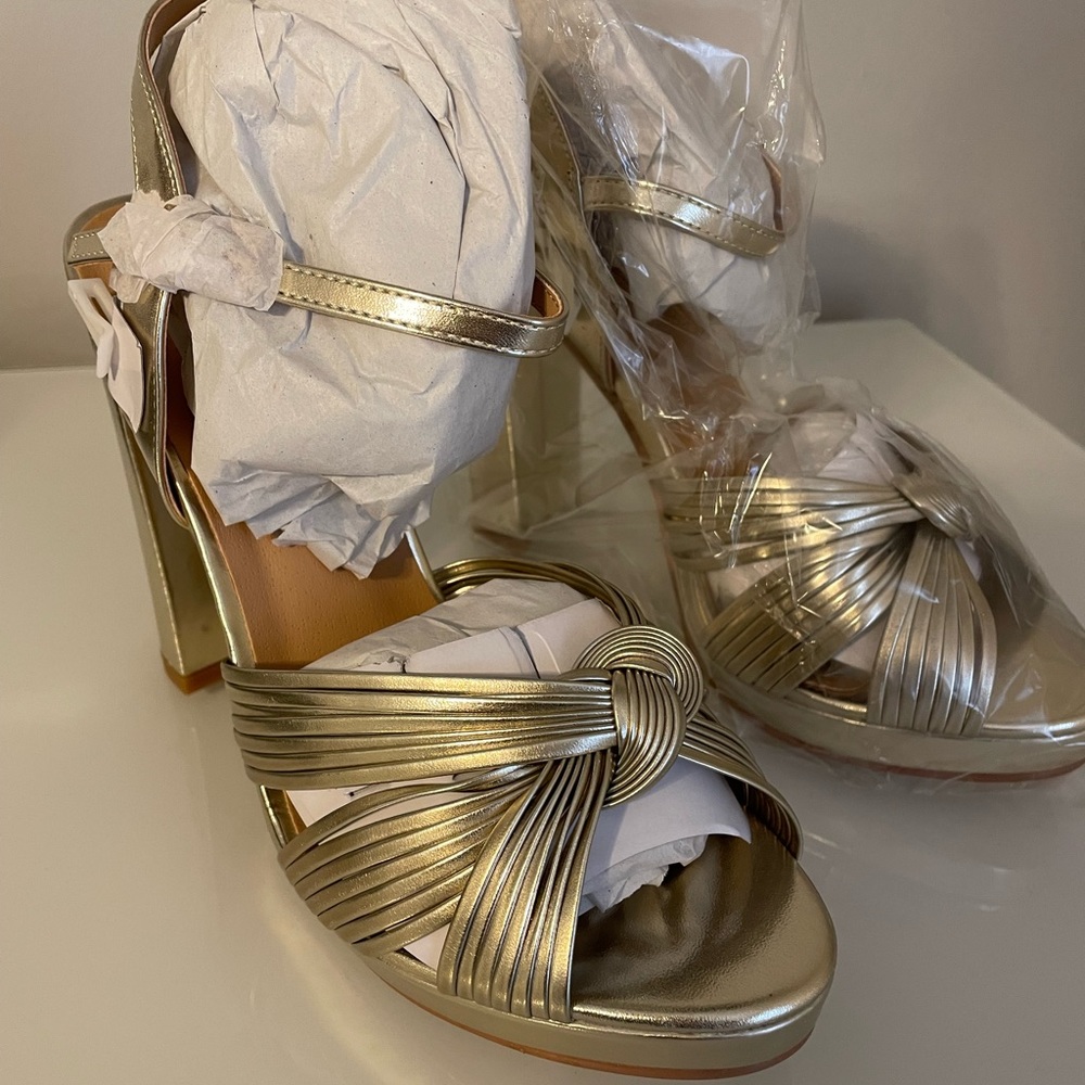 NWT BooHoo Gold Heels Size 6